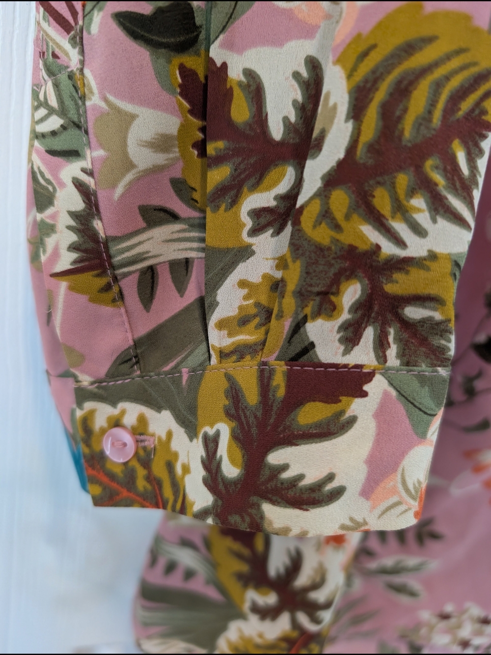 Violet & Claire Pink Floral Split-Neck Blouse Size 1X - Picture 7 of 9